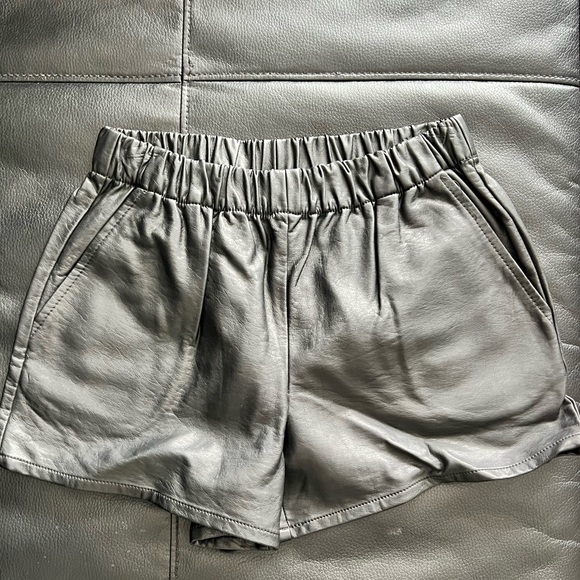 💥2/15$💥. Leather shorts - Picture 1 of 2